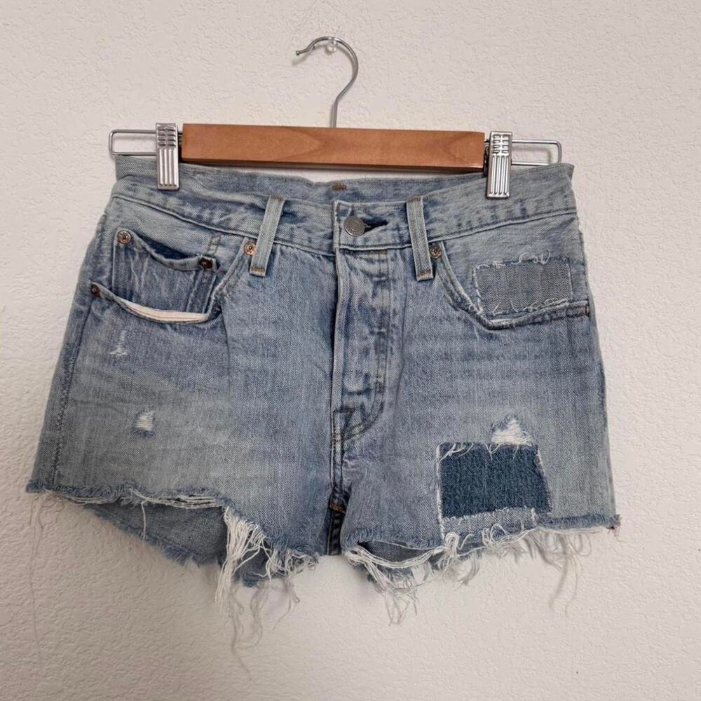 levi’s 501 light‑wash distressed cutoff shorts — size W26